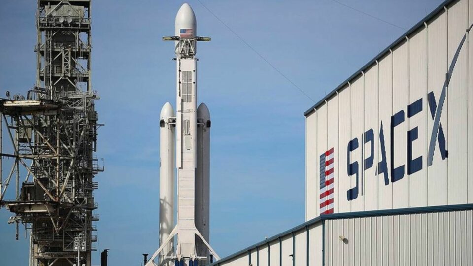 NASA Awards SpaceX Second Contract Option for Artemis Moon Landing