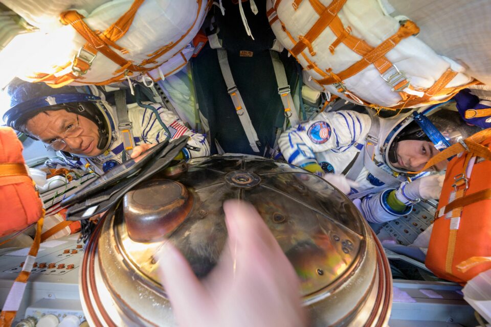 Regreso del astronauta de la NASA que batió récords y sus compañeros