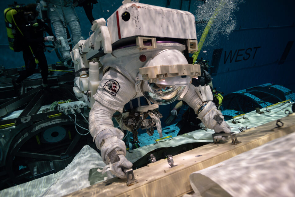NASA Awards Contract for Neutral Buoyancy Laboratory Operations