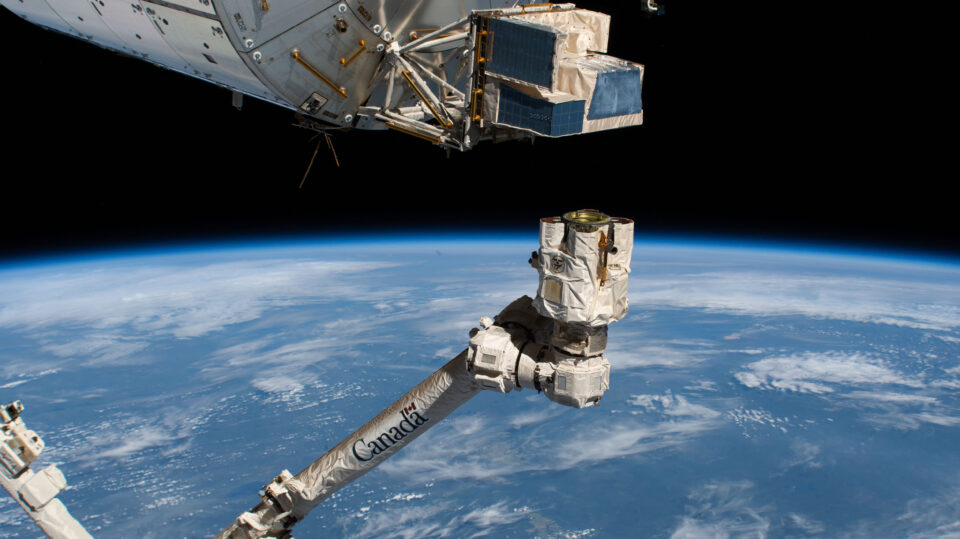 Investigaciones de la NASA en la estación espacial ayudan a impulsar la ciencia lunar