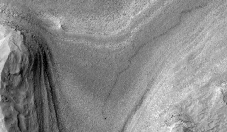 NASA Orbiter Spots Curiosity Rover Making Tracks to Next Science Stop